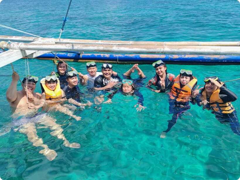 Boracay: Parasailing, Island Hopping, ATV Ride and Kawa Bath - Buffet lunch on the beach: a needed pause in a packed day