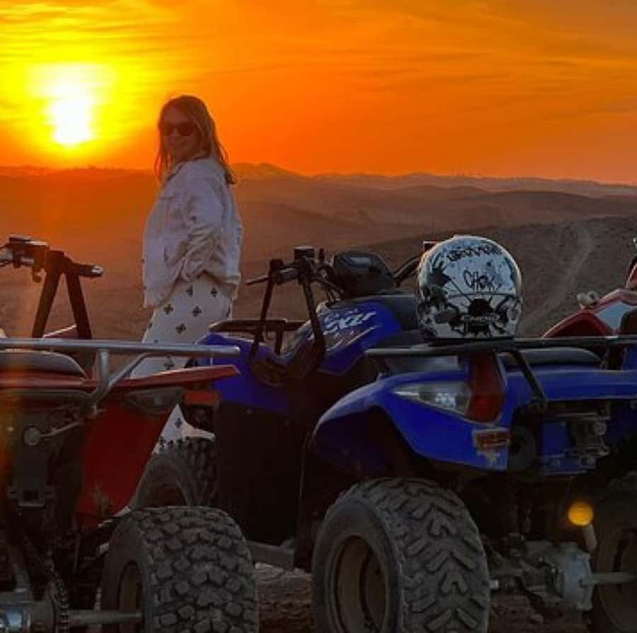 Dinner show in agafay Desert 1h quad bike & 20 min camels - Camel Ride in the Sunset Window: Calm Views in 20 Minutes