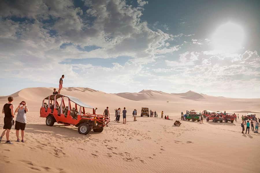 Huacachina: Buggy en las Dunas al Atardecer y Sandboarding - The Dune Buggy Ride: Roller-Coaster Energy on 30m Hills